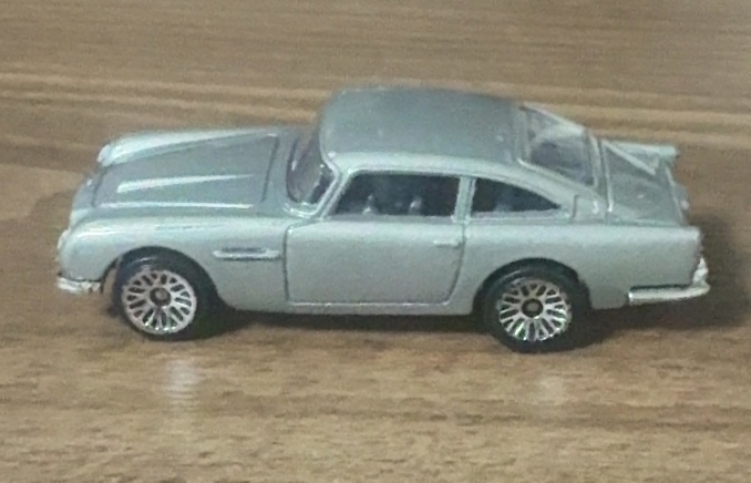 Aston Martin V8