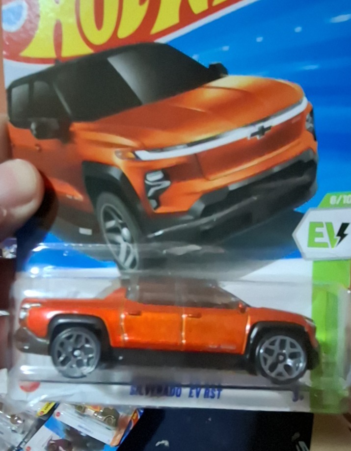 Silverado EV RST (Gold)