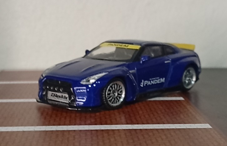 Pandem Nissan GT-R (R35) Duck Tail Metallic Yellow w Carbon