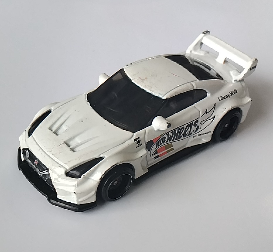 LB-Silhouette WORKS GT Nissan 35GT-RR VER.2 