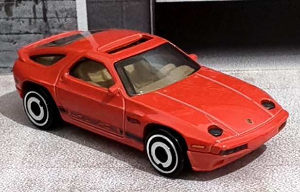 1983 Porsche 928S (Red)
