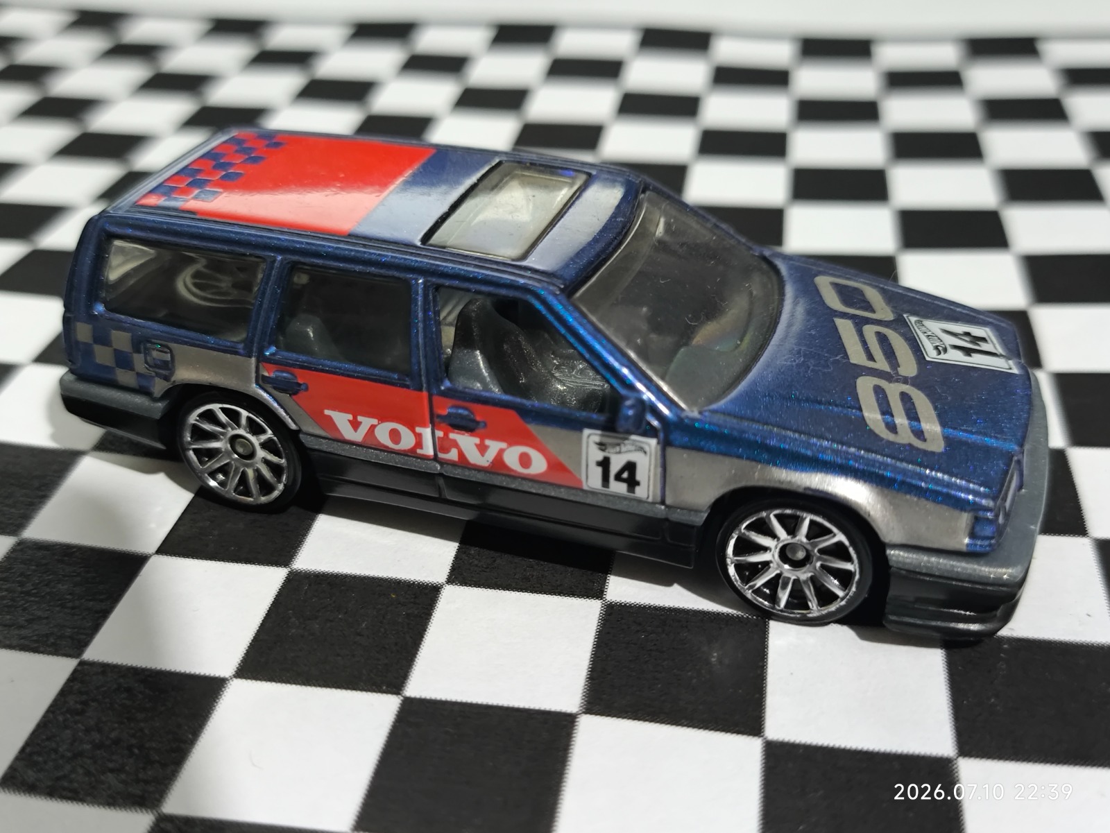 Volvo 850 Estate (White)