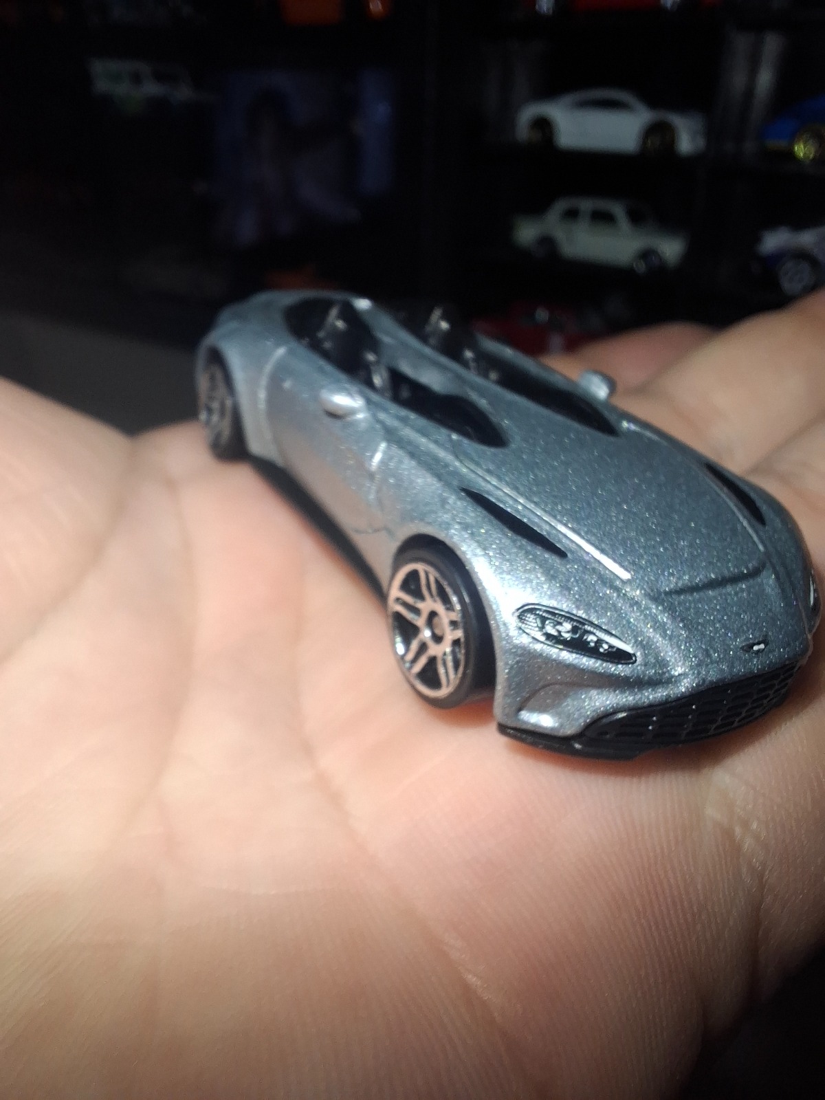 Aston Martin V12 Speedster (Silver)