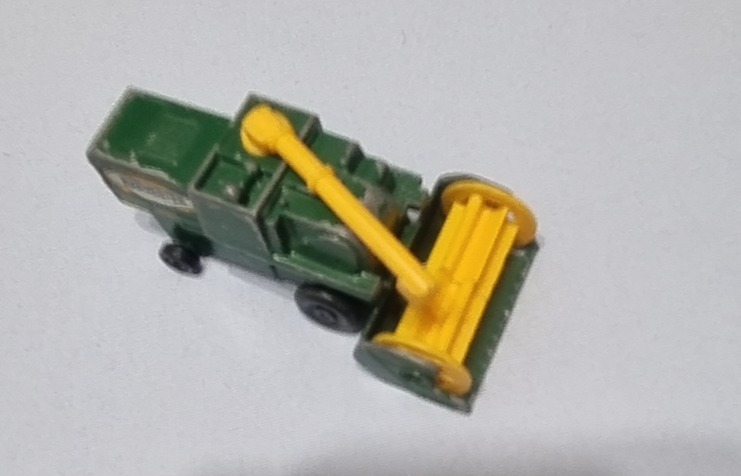 COMBINE HARVESTER