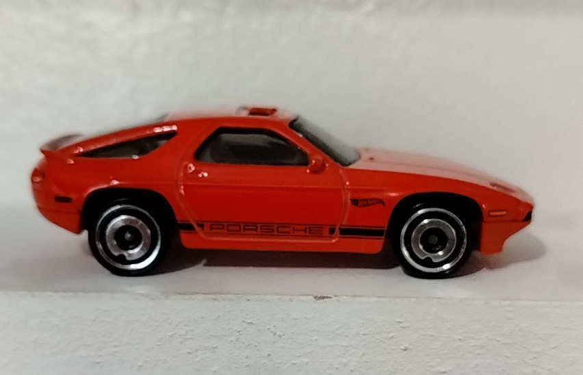 1983 Porsche 928S (Red)