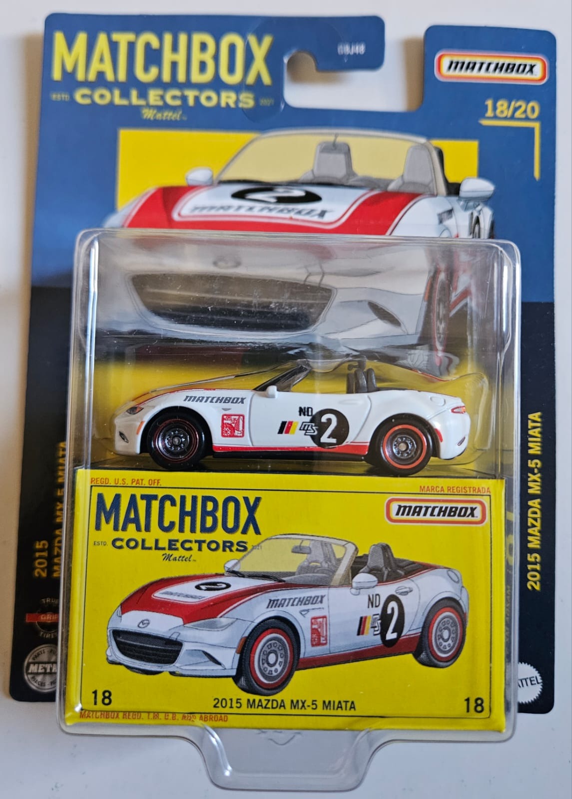 2015 Mazda MX-5 Miata (com pintura de corrida em branco e vermelho e o número 2)