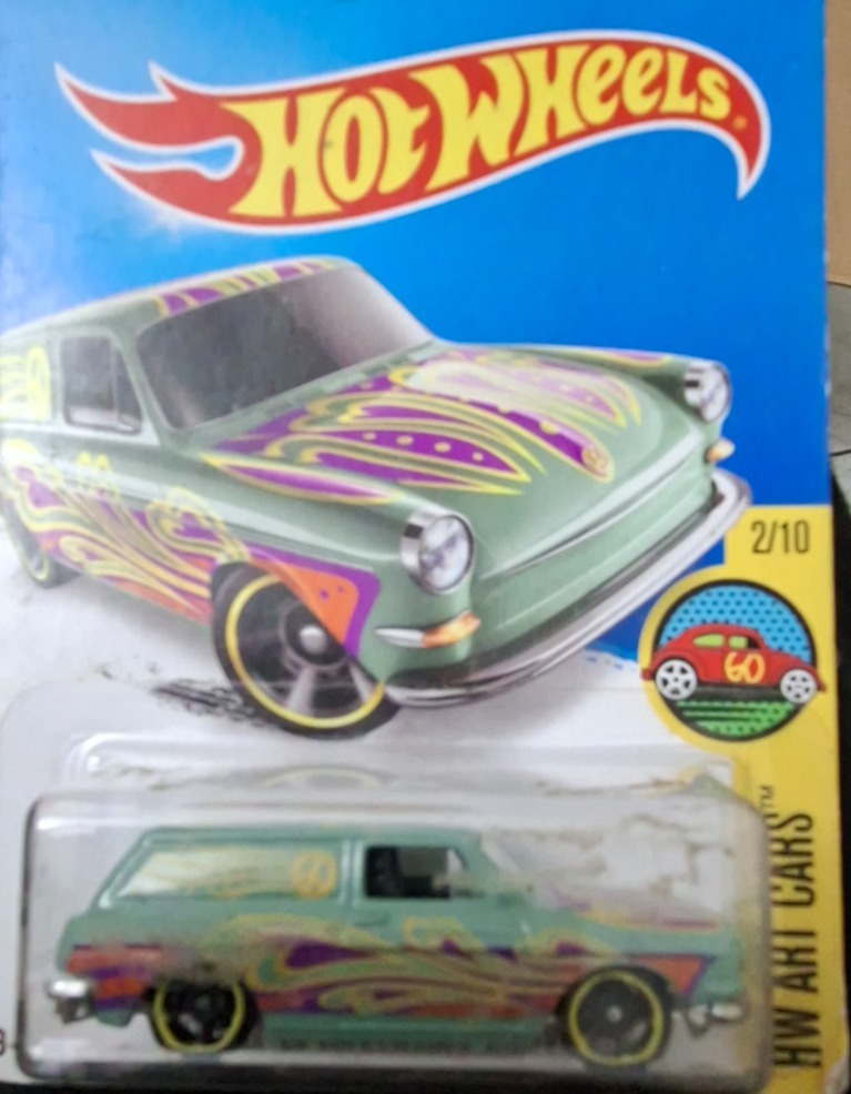 Custom '69 Volkswagen Squareback (Silver)