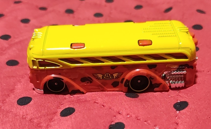 Surfin' School Bus (Yellow)