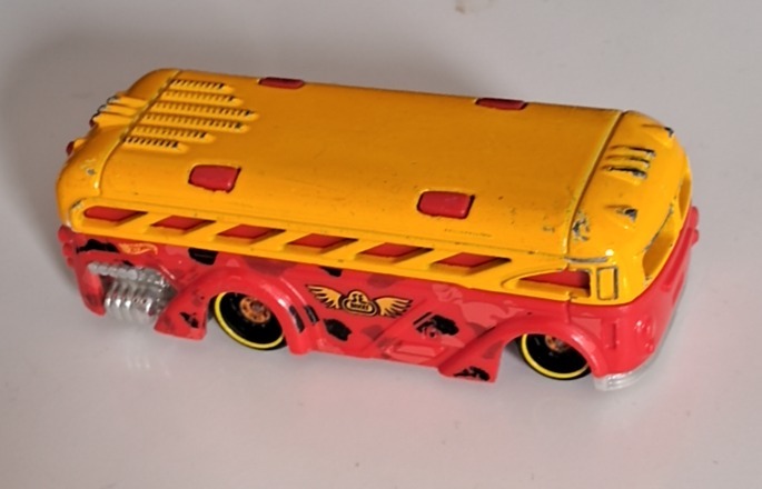 Surfin' School Bus (Yellow)