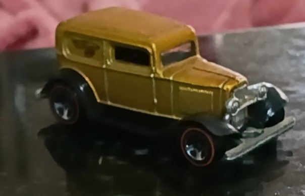 Ford Delivery 1932 Red Lines